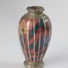 Pequeño jarron de ceramica japonesa Meiji con cesta de metal plateado superpuesto 1910